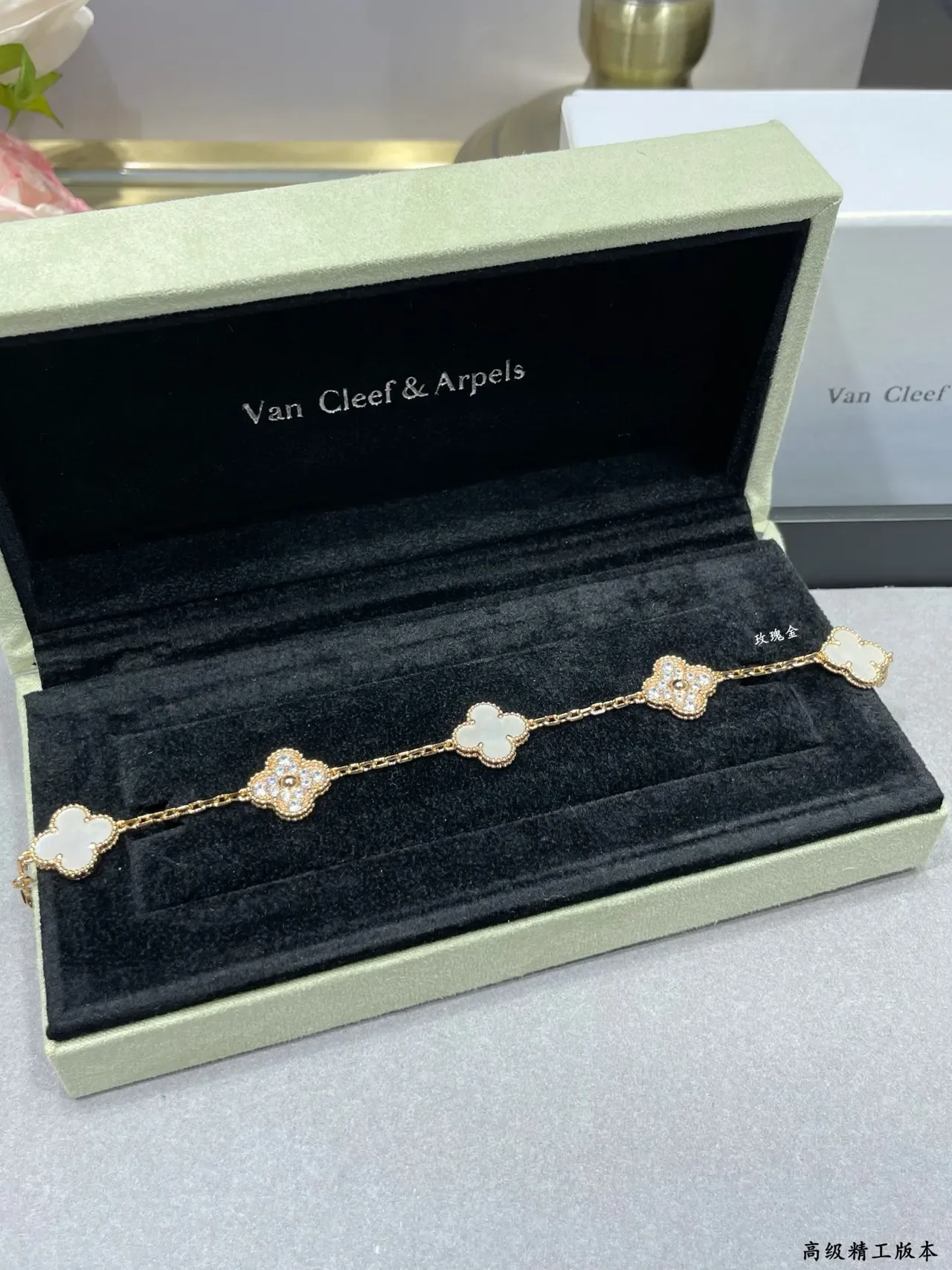 Van Cleef & Arpels Alhambra Pulseira de Ouro Branco com Charms de Trébol de Quatro Folhas em Inlay de Madreperla 8