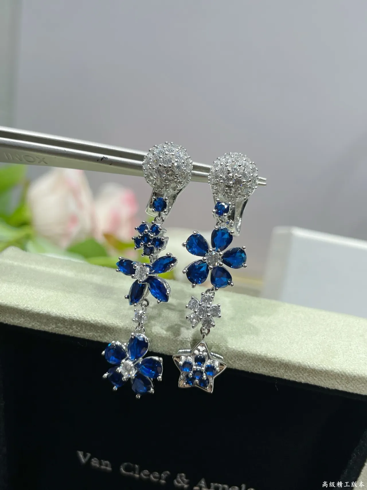 Van Cleef & Arpels Boucles d'oreilles asymétriques florales et étoilées pendantes 2