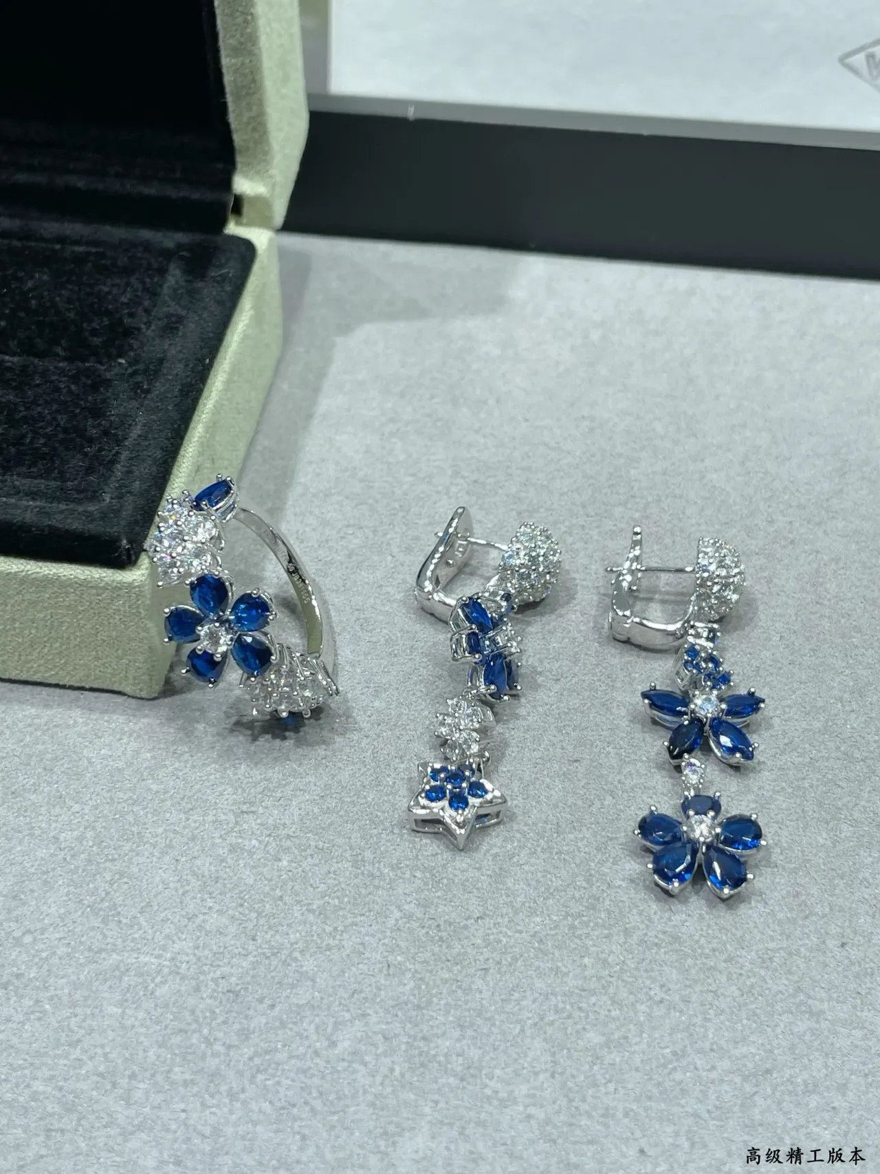 Van Cleef & Arpels Boucles d'oreilles asymétriques florales et étoilées pendantes 4