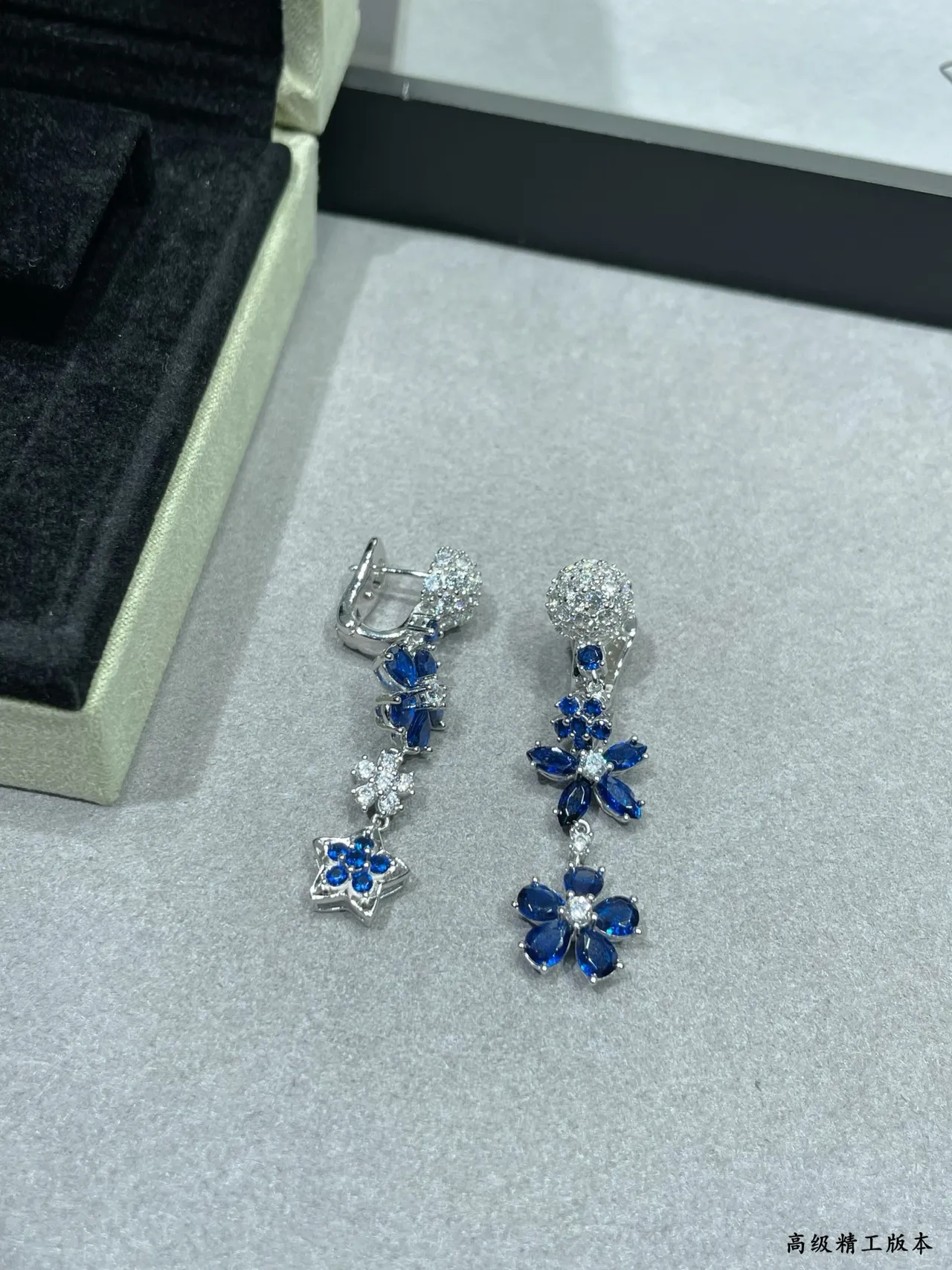 Van Cleef & Arpels Boucles d'oreilles asymétriques florales et étoilées pendantes 5