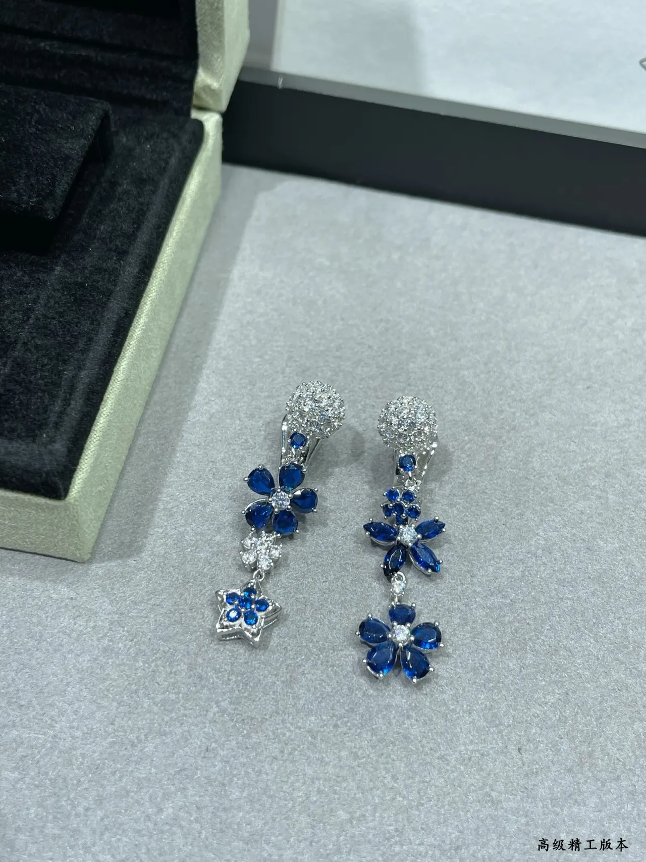 Van Cleef & Arpels Boucles d'oreilles asymétriques florales et étoilées pendantes 6