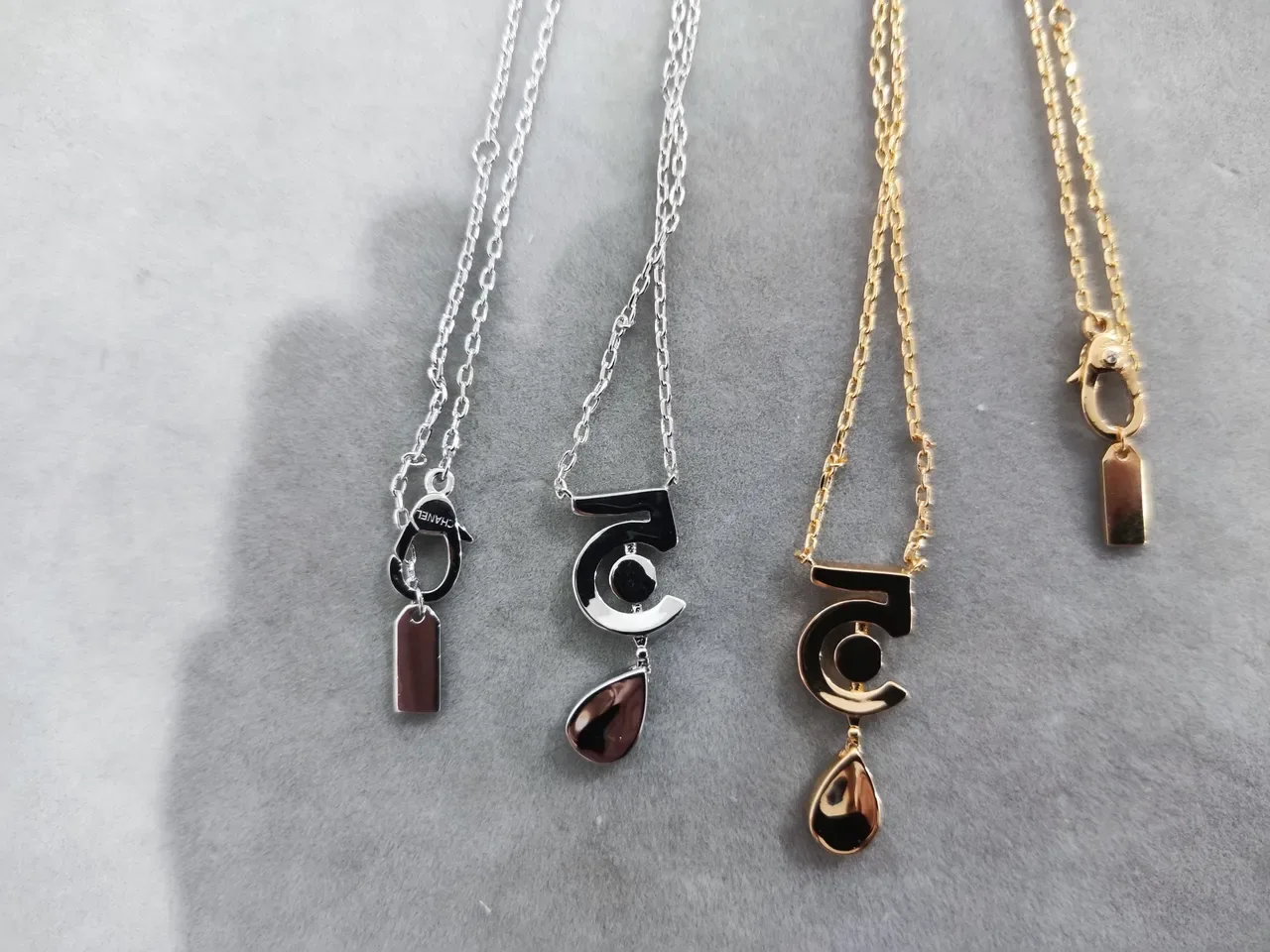 Van Cleef & Arpels Collection Cinq Collier pendentif Or et Diamant Numéro 5 2