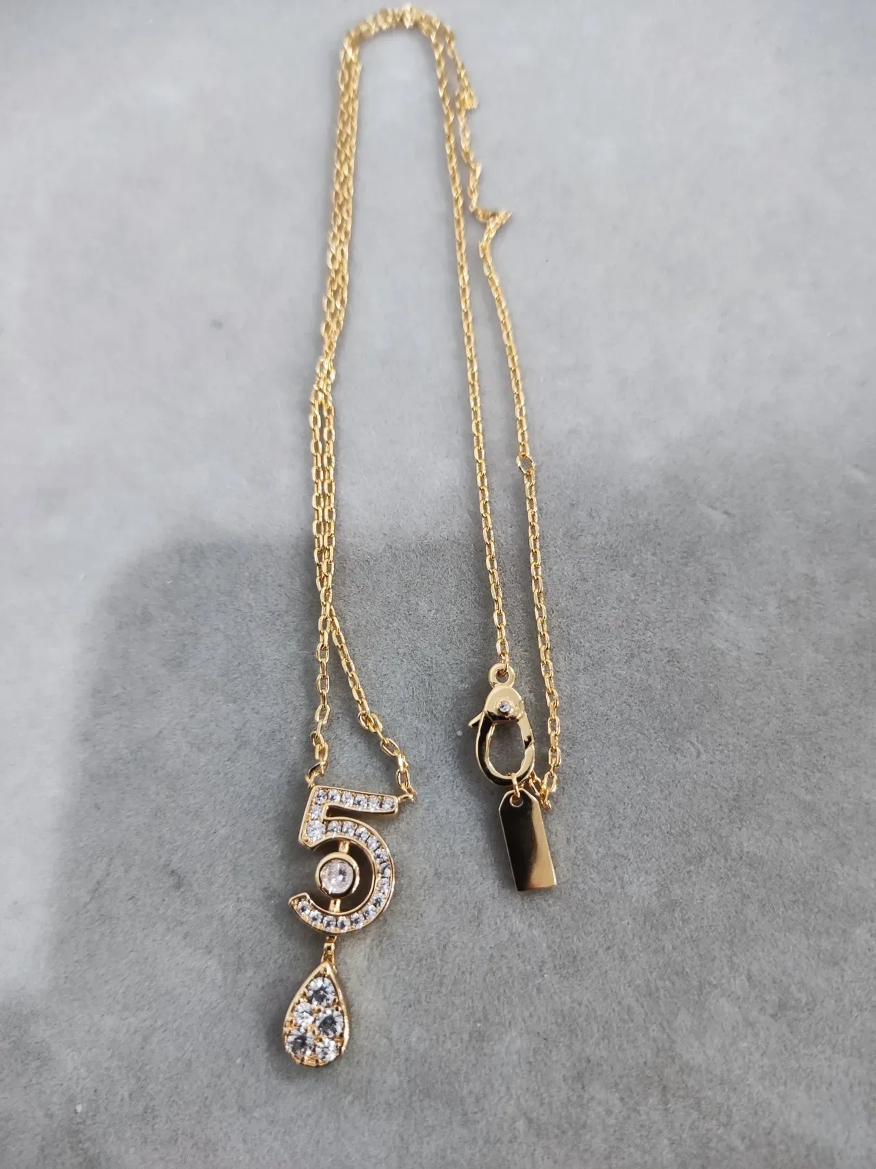 Van Cleef & Arpels Collection Cinq Collier pendentif Or et Diamant Numéro 5 4