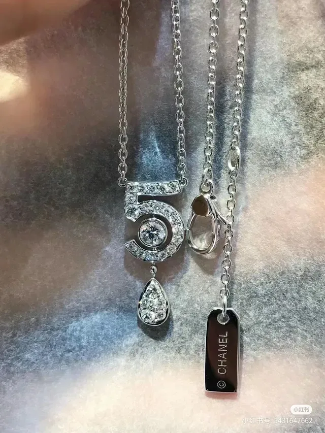 Van Cleef & Arpels Collection Cinq Collier pendentif Or et Diamant Numéro 5 6