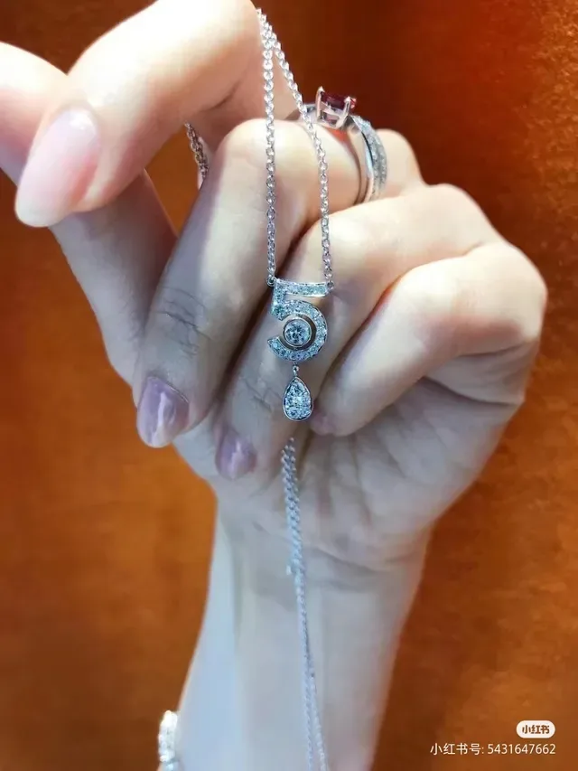Van Cleef & Arpels Collection Cinq Collier pendentif Or et Diamant Numéro 5 7