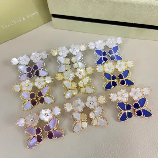 Van Cleef & Arpels أقراط بنقشة فراشة زهورية من اللؤلؤ والمينا