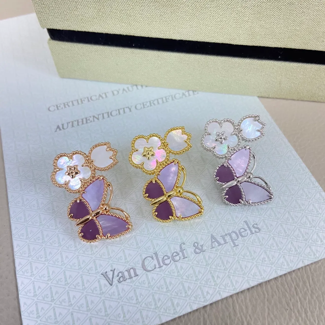 Van Cleef & Arpels ফ্লোরাল বাটারফ্লাই মোটিফ মাদার-অফ-পার্ল এবং এনামেল কানের দুল 4