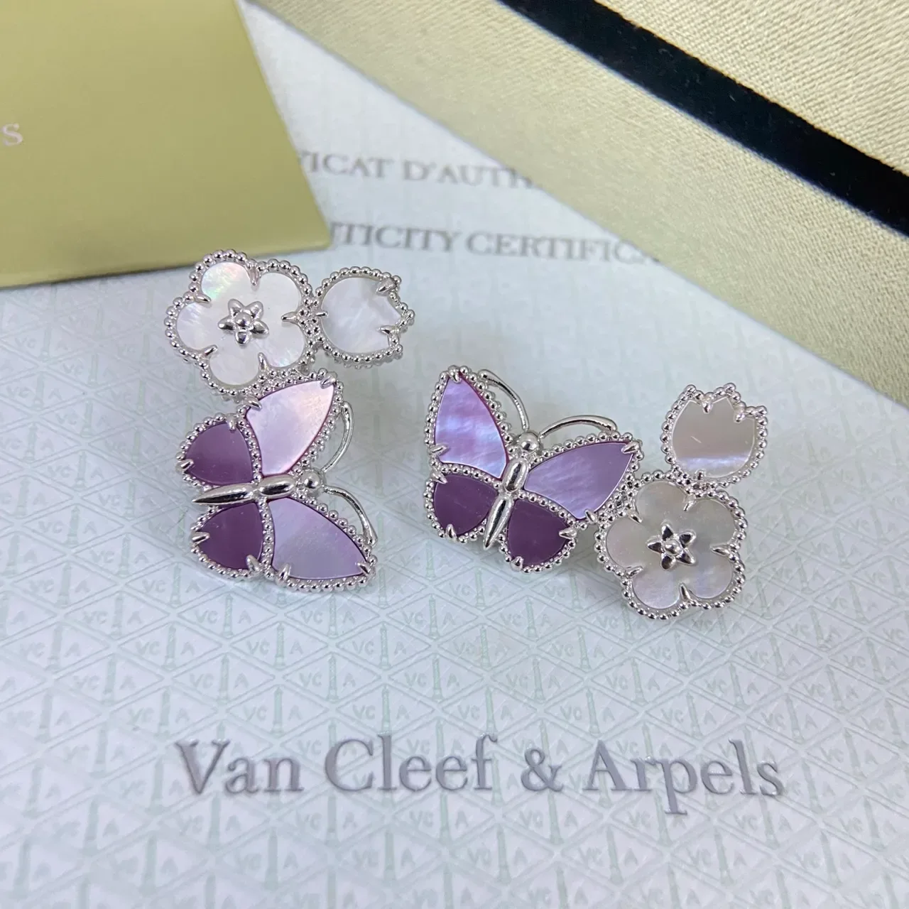 Van Cleef & Arpels ফ্লোরাল বাটারফ্লাই মোটিফ মাদার-অফ-পার্ল এবং এনামেল কানের দুল 5