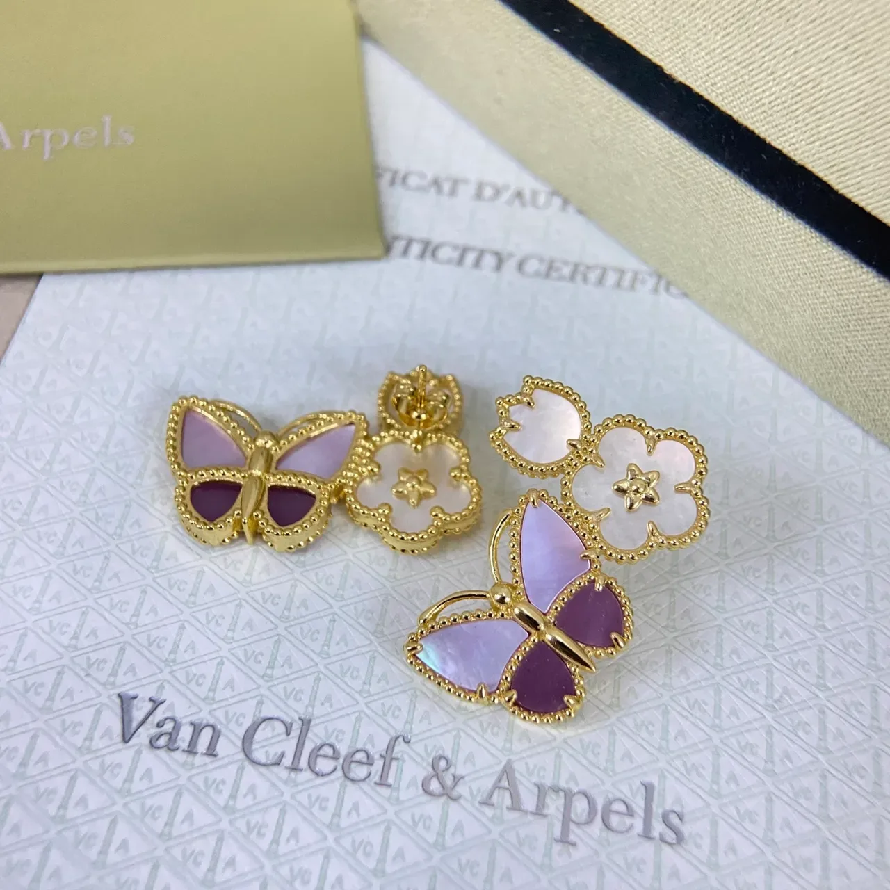 Van Cleef & Arpels ফ্লোরাল বাটারফ্লাই মোটিফ মাদার-অফ-পার্ল এবং এনামেল কানের দুল 6