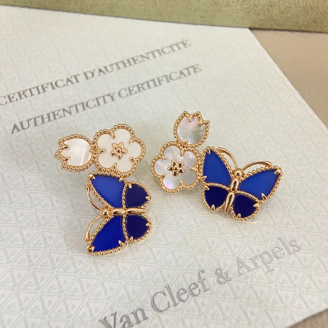 Van Cleef & Arpels ফ্লোরাল বাটারফ্লাই মোটিফ মাদার-অফ-পার্ল এবং এনামেল কানের দুল 7