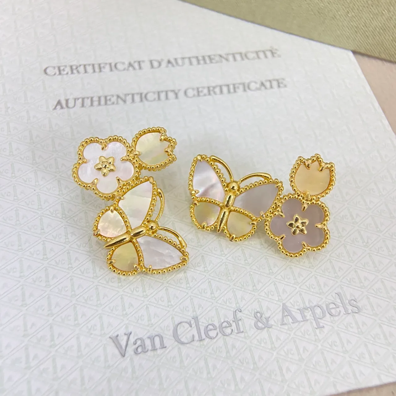 Van Cleef & Arpels ফ্লোরাল বাটারফ্লাই মোটিফ মাদার-অফ-পার্ল এবং এনামেল কানের দুল 8