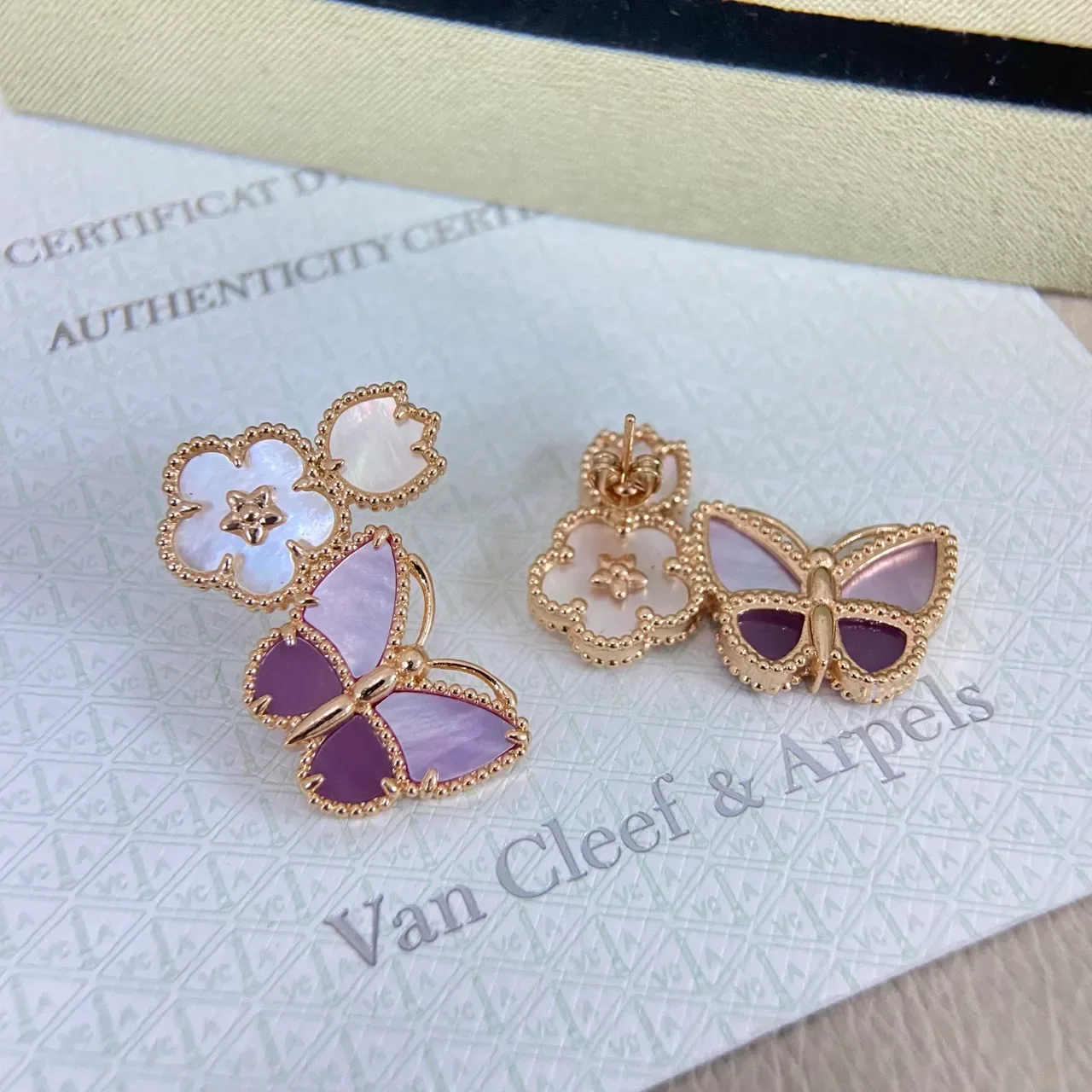 Van Cleef & Arpels ফ্লোরাল বাটারফ্লাই মোটিফ মাদার-অফ-পার্ল এবং এনামেল কানের দুল 9