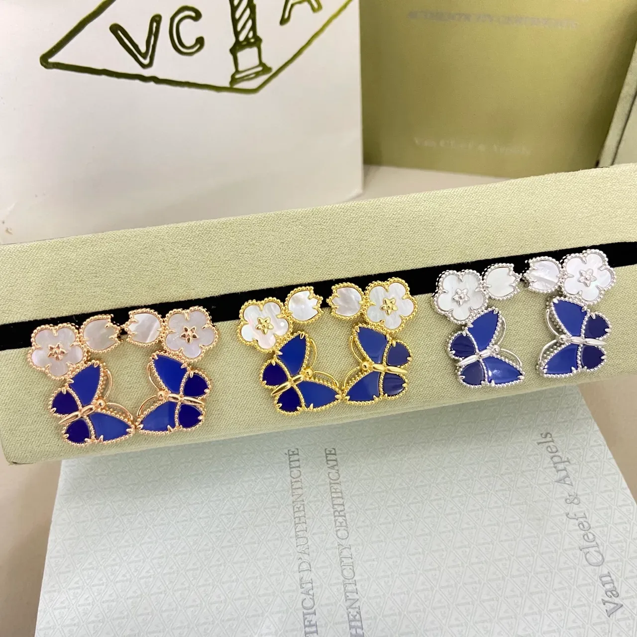Van Cleef & Arpels ফ্লোরাল বাটারফ্লাই মোটিফ মাদার-অফ-পার্ল এবং এনামেল কানের দুল 10