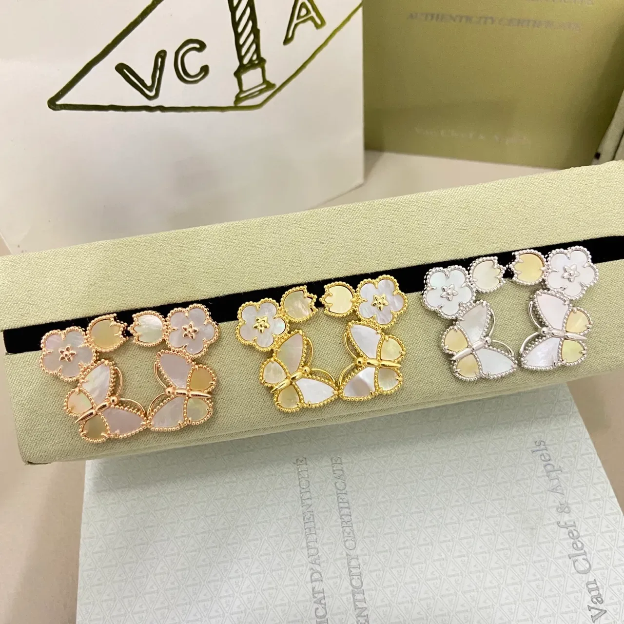 Van Cleef & Arpels ফ্লোরাল বাটারফ্লাই মোটিফ মাদার-অফ-পার্ল এবং এনামেল কানের দুল 11