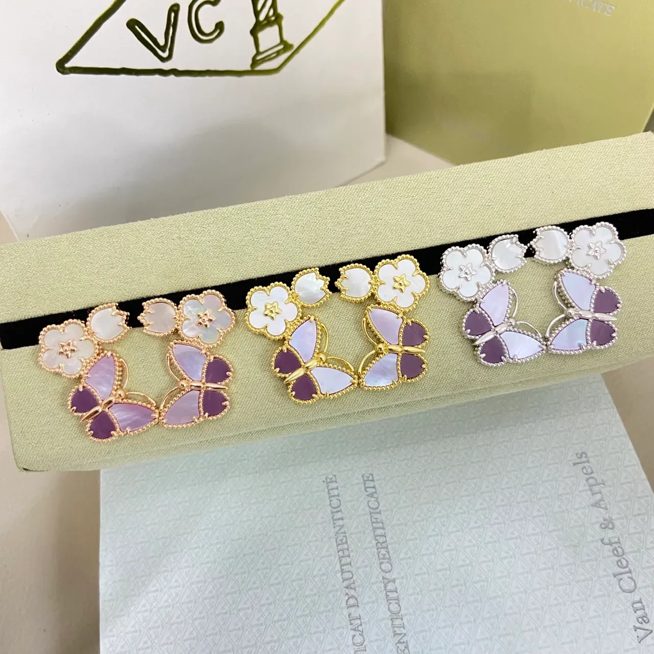 Van Cleef & Arpels ফ্লোরাল বাটারফ্লাই মোটিফ মাদার-অফ-পার্ল এবং এনামেল কানের দুল 12