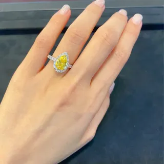 Van Cleef & Arpels Bague en pierre précieuse en forme de poire jaune blanc avec double halo et sertissage pavé