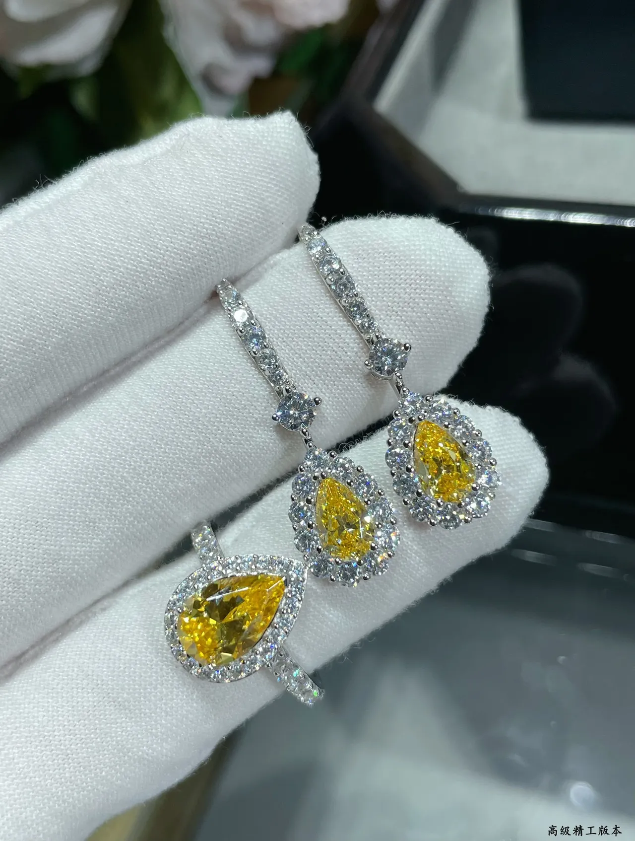 Van Cleef & Arpels Yellow White Pear-Shaped Gemstone Double Halo Pavé Setting Ring 2