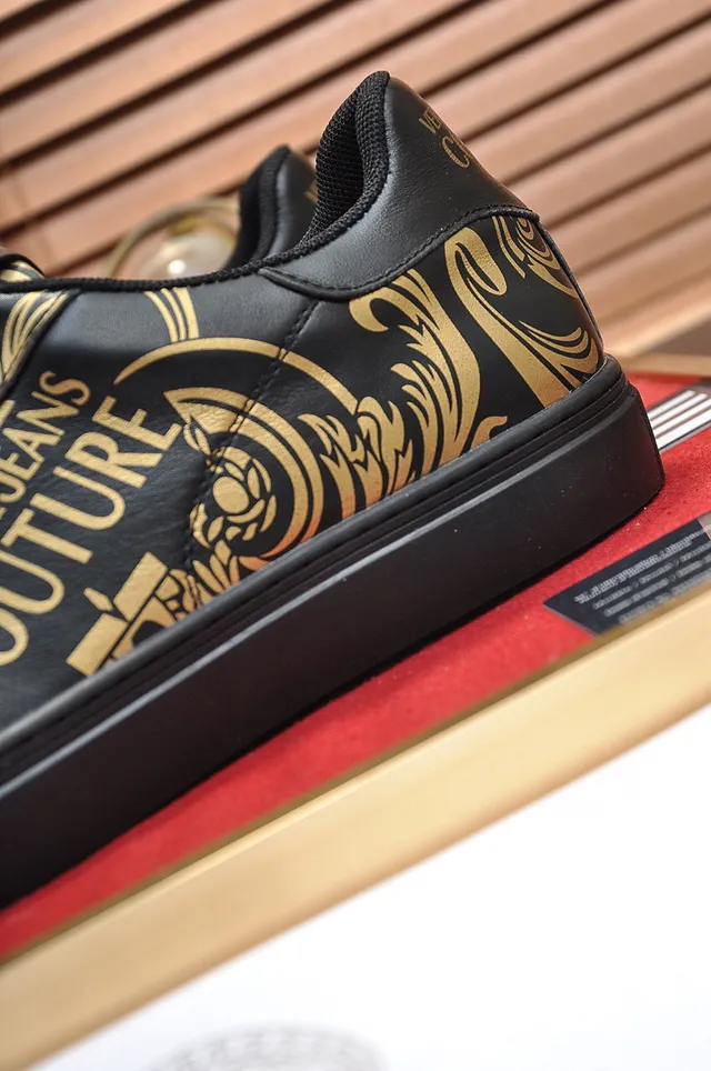 Versace Tênis Lifestyle com Upper de Couro Preto e Dourado com Impressão Baroque 2