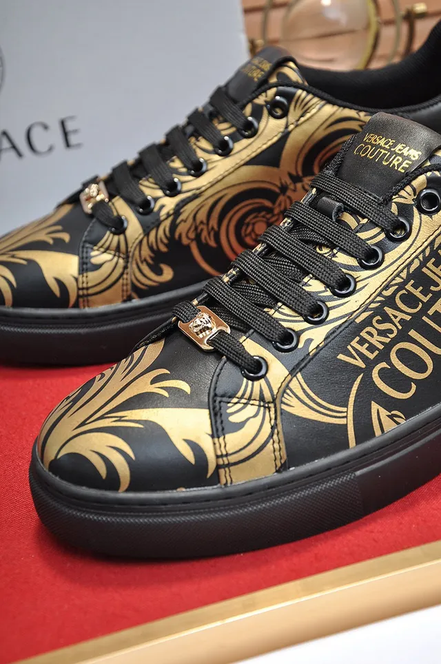 Versace Tênis Lifestyle com Upper de Couro Preto e Dourado com Impressão Baroque 3