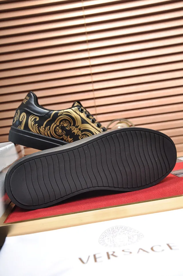 Versace Tênis Lifestyle com Upper de Couro Preto e Dourado com Impressão Baroque 4