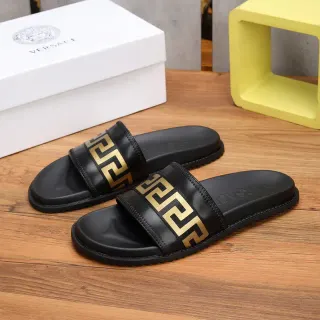 Versace काला सोने वाला लेदर लाइक स्ट्रैप ग्रेका की पिनकी पैटर्न स्लिपर्स