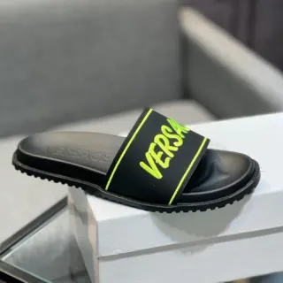 Versace Chain Reaction काला पीला मोल्डेड रबर सोल चौड़ा लोगो स्ट्रैप स्लिपर्स