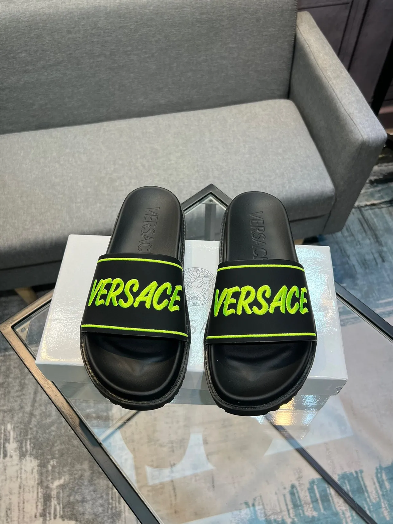 Versace Chain Reaction Chaussons Noirs et Jaunes Semelle Caoutchouc Moulé Lanière Large avec Logo 2