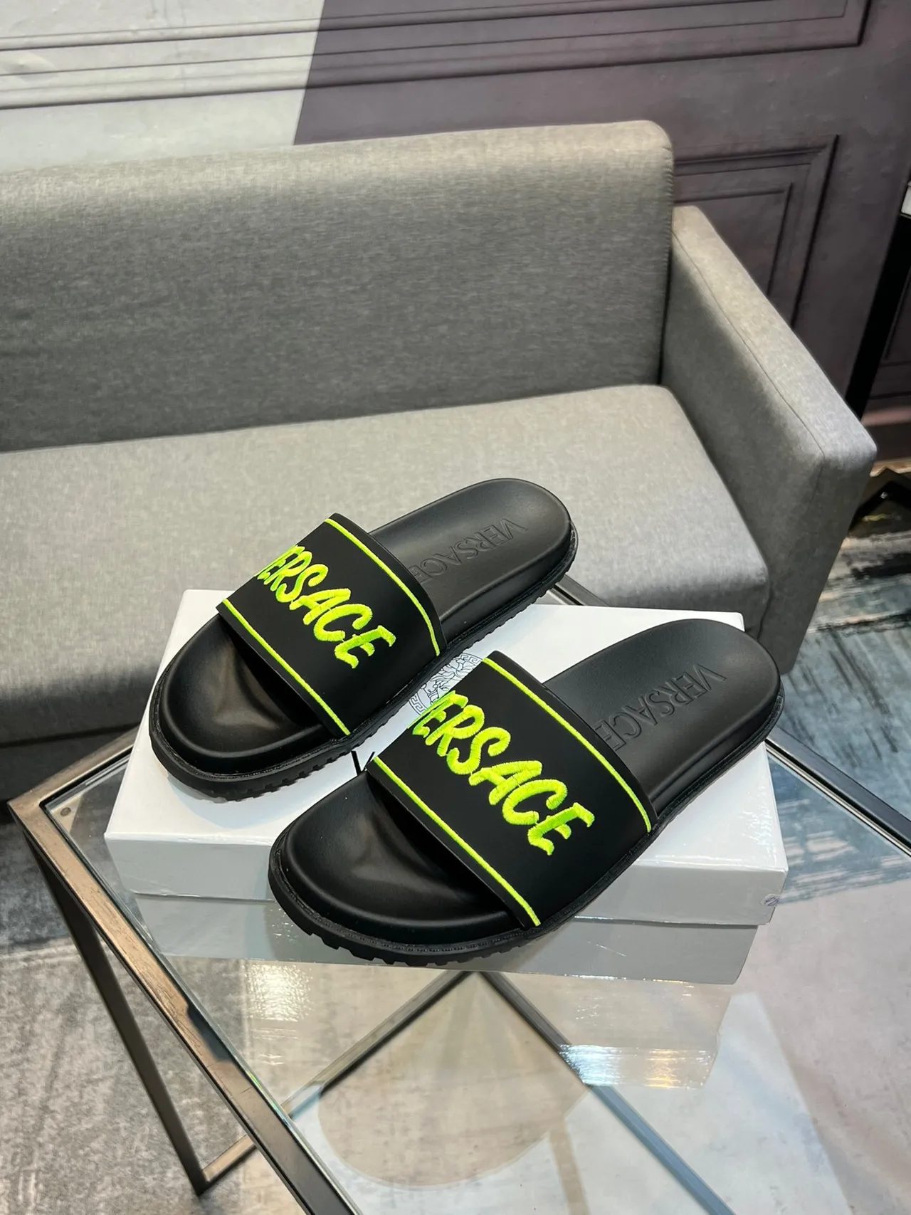 Versace Chain Reaction Chaussons Noirs et Jaunes Semelle Caoutchouc Moulé Lanière Large avec Logo 3