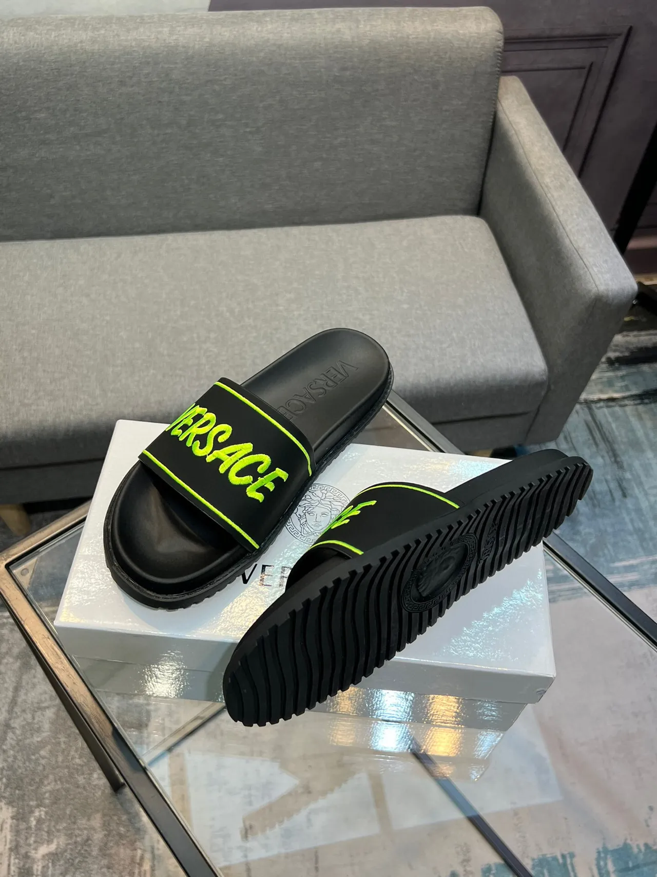 Versace Chain Reaction Chaussons Noirs et Jaunes Semelle Caoutchouc Moulé Lanière Large avec Logo 4