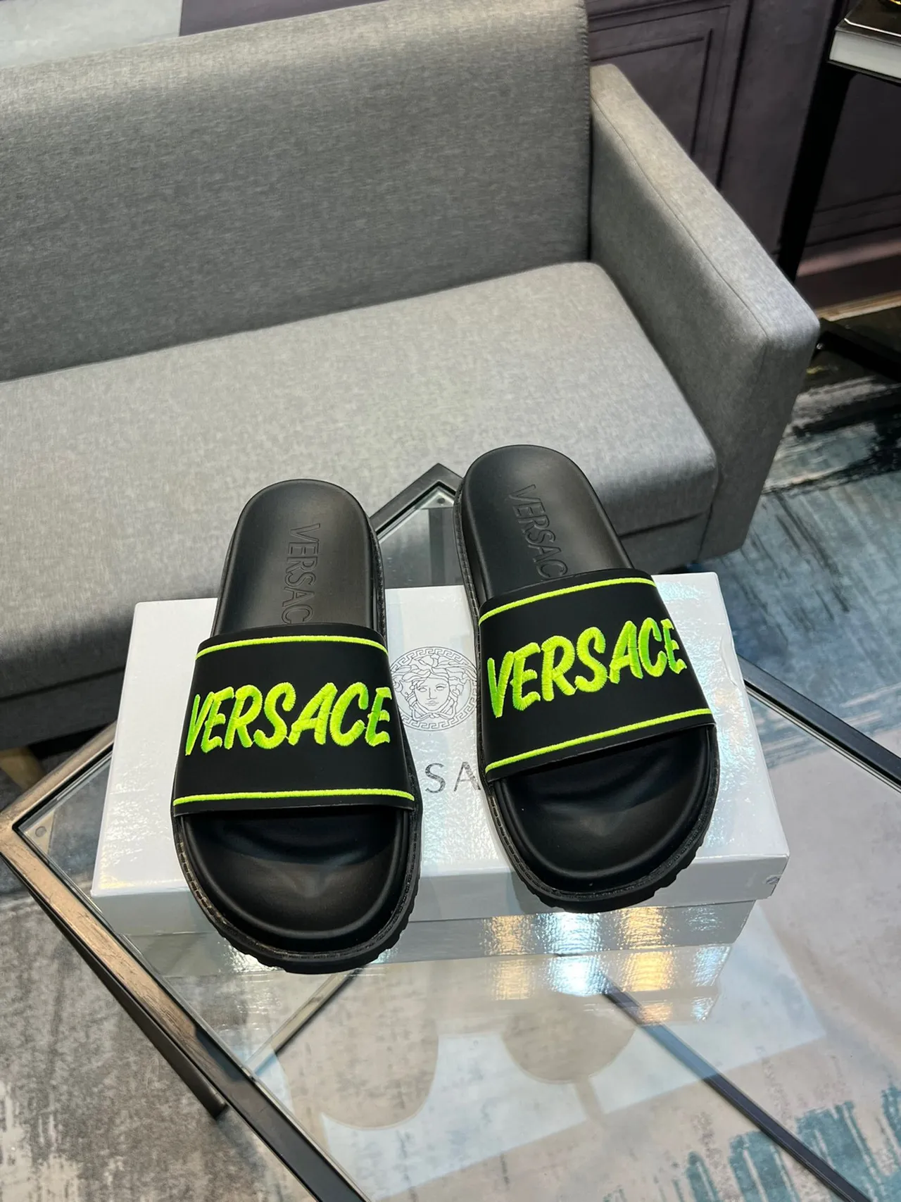 Versace Chain Reaction Chaussons Noirs et Jaunes Semelle Caoutchouc Moulé Lanière Large avec Logo 5