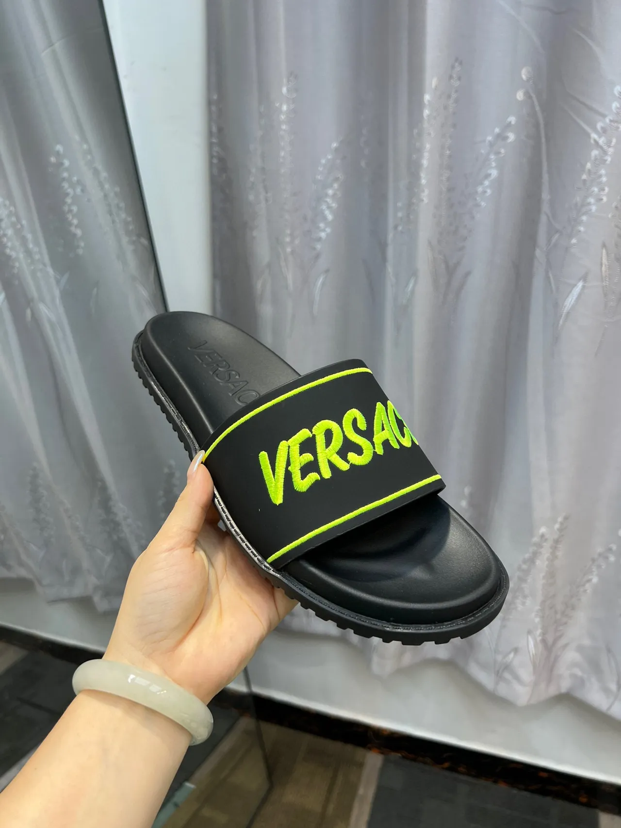 Versace Chain Reaction Chaussons Noirs et Jaunes Semelle Caoutchouc Moulé Lanière Large avec Logo 6