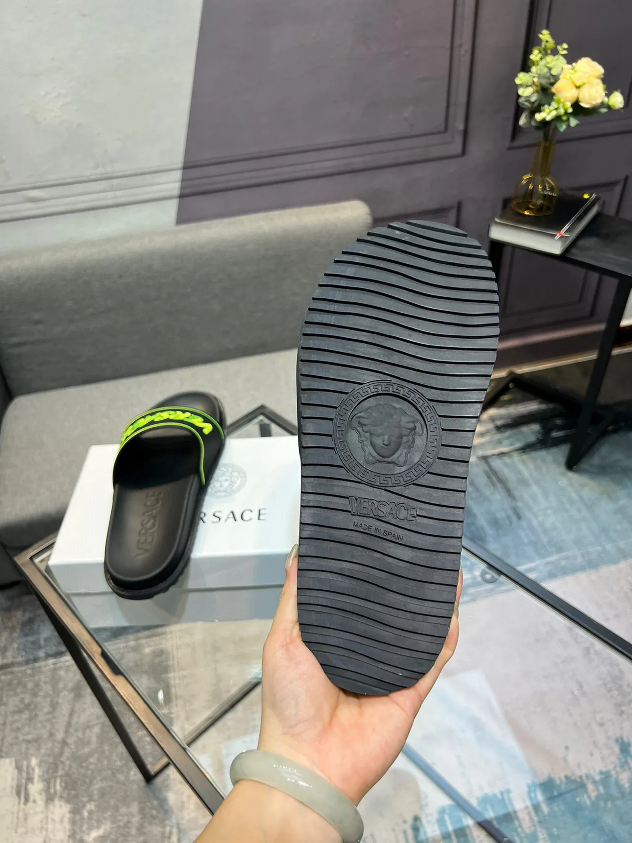 Versace Chain Reaction Chaussons Noirs et Jaunes Semelle Caoutchouc Moulé Lanière Large avec Logo 7