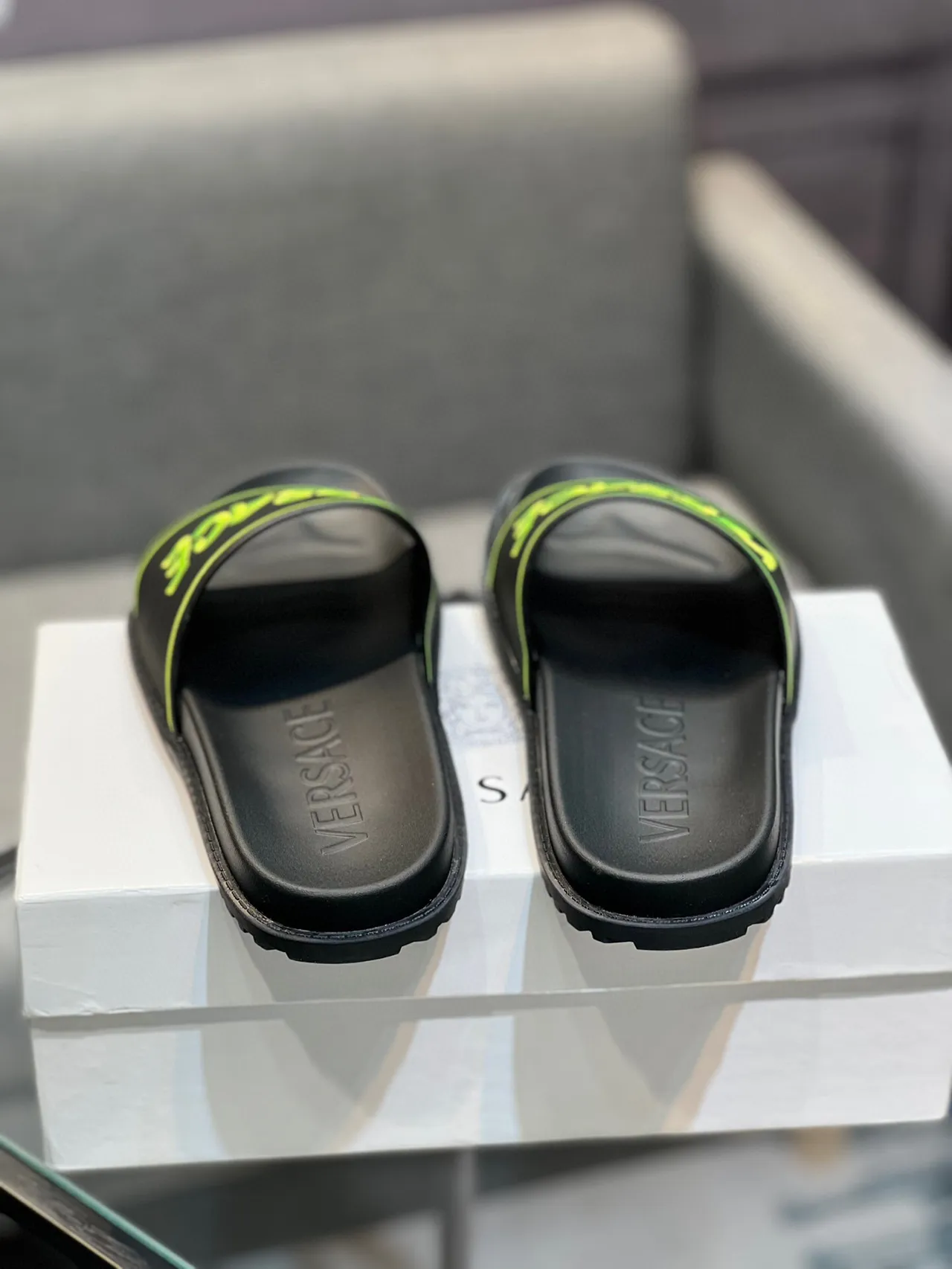Versace Chain Reaction Chaussons Noirs et Jaunes Semelle Caoutchouc Moulé Lanière Large avec Logo 8