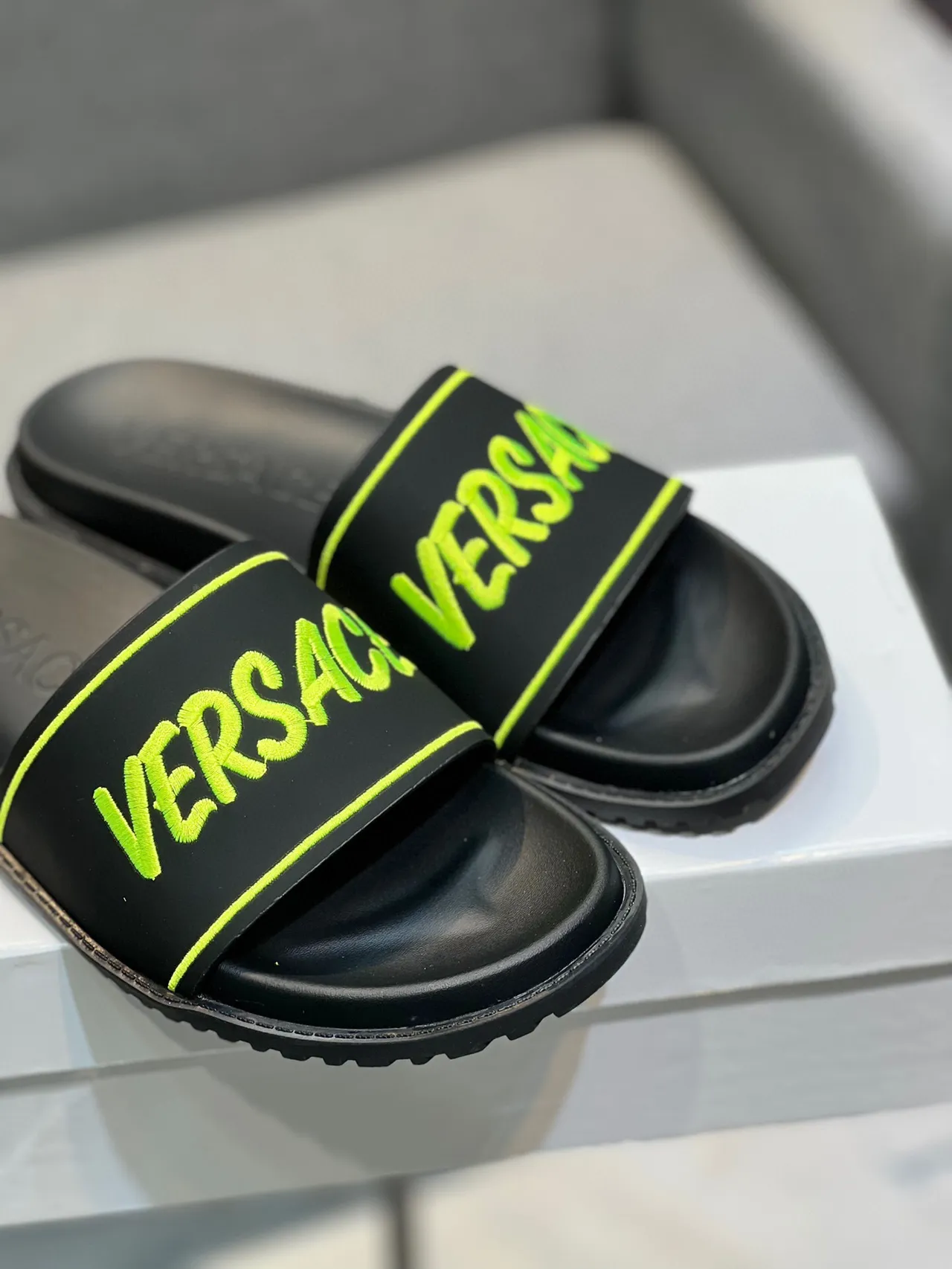 Versace Chain Reaction Chaussons Noirs et Jaunes Semelle Caoutchouc Moulé Lanière Large avec Logo 9