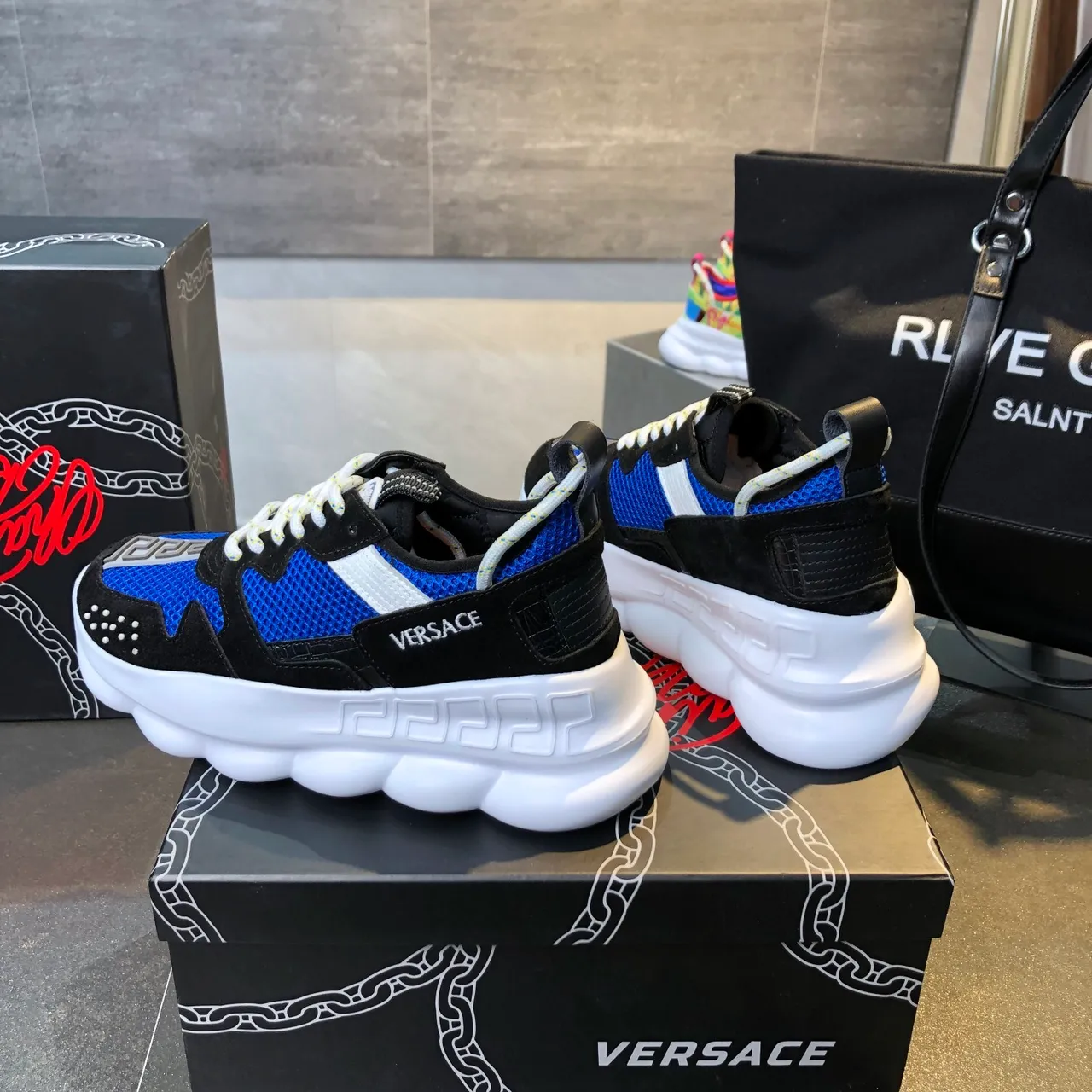 Versace Chain Reaction नीला और काला चंकी स्नीकर 2