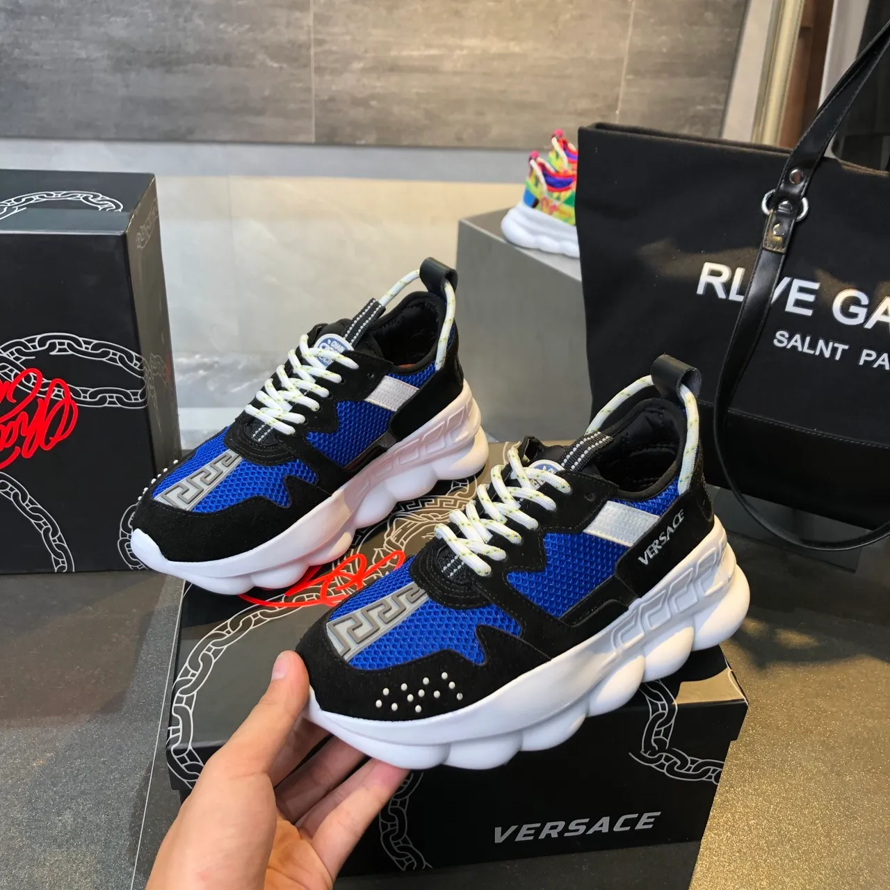Versace Chain Reaction नीला और काला चंकी स्नीकर 3