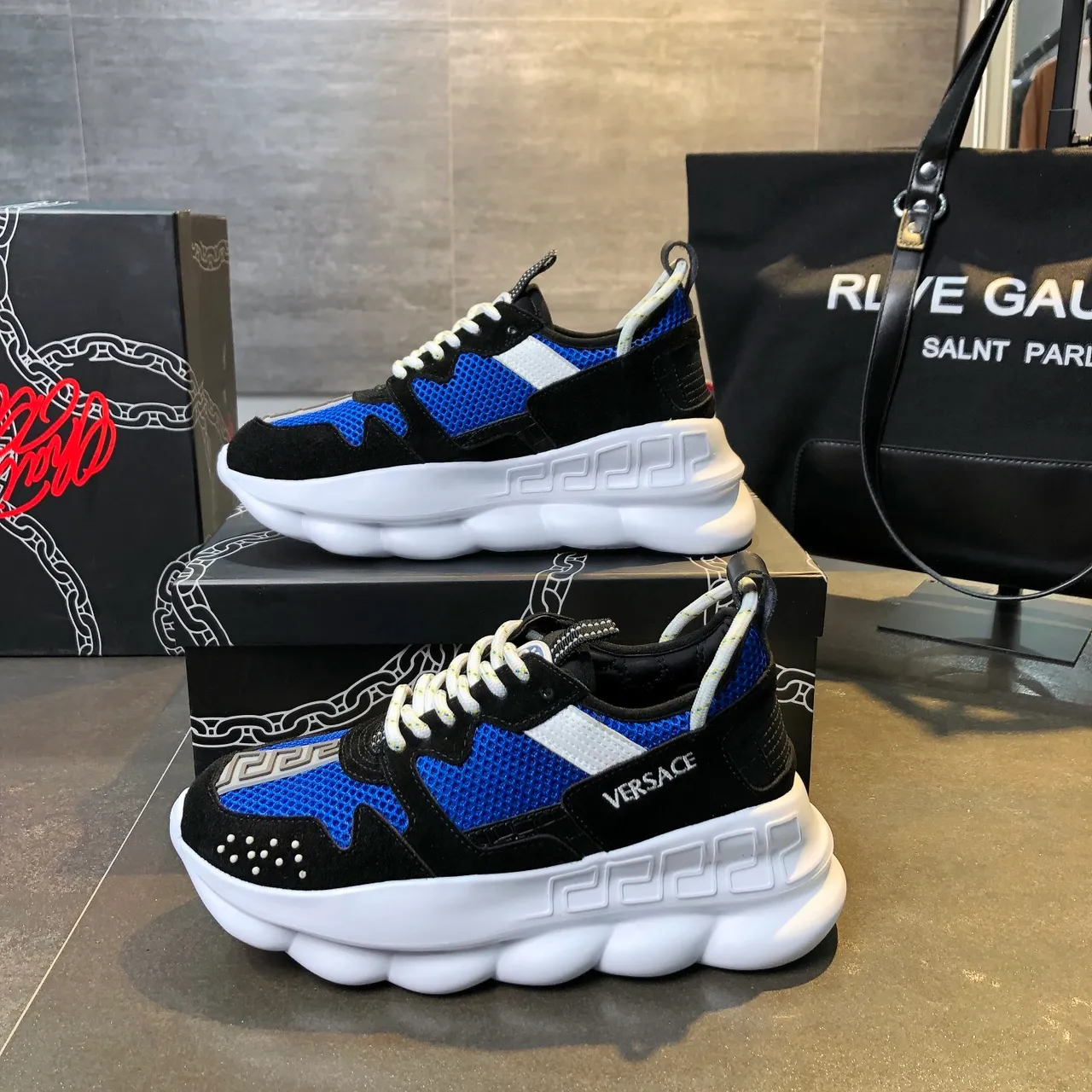 Versace Chain Reaction नीला और काला चंकी स्नीकर 4