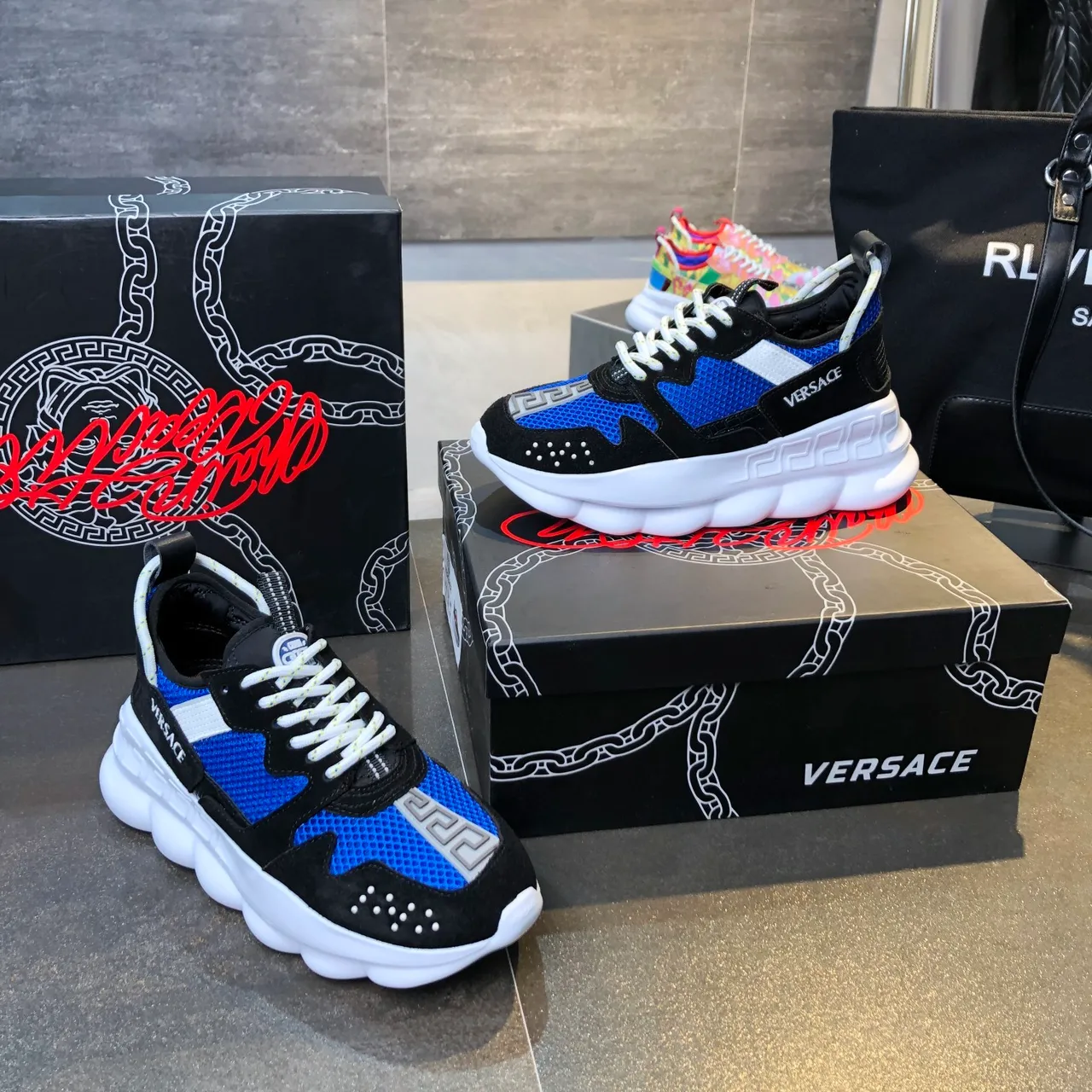 Versace Chain Reaction नीला और काला चंकी स्नीकर 5