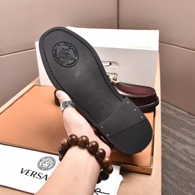 Versace Chain Reaction বার্গান্ডি গোল্ড পলিশড চামড়া Medusa Medallion Hardware লোফার 2