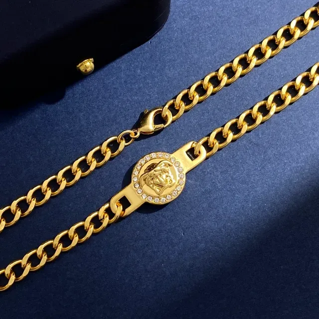 Versace Chain Reaction Medusa Collier avec pendentif en cristal 2