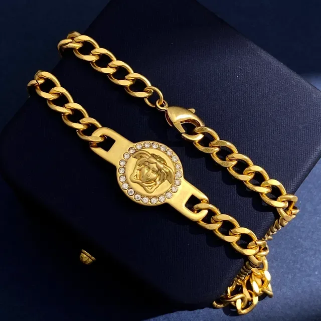Versace Chain Reaction Medusa Collier avec pendentif en cristal 4