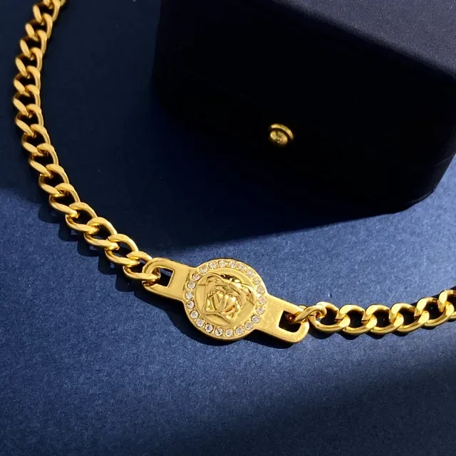 Versace Chain Reaction Medusa Collier avec pendentif en cristal 5
