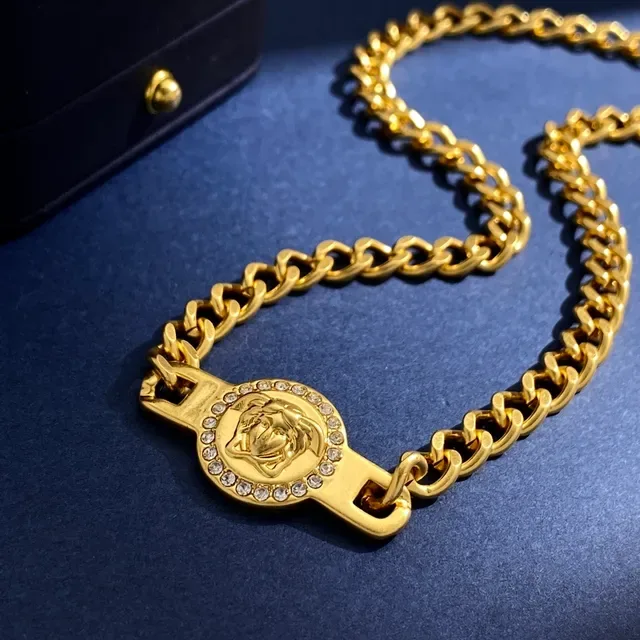 Versace Chain Reaction Medusa Collier avec pendentif en cristal 8