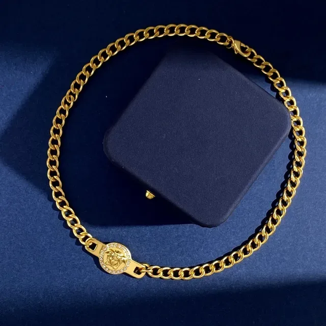 Versace Chain Reaction Medusa Collier avec pendentif en cristal 9