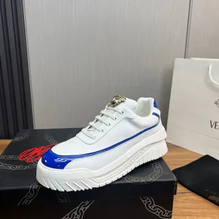 Versace Chain Reaction 白色和蓝色专利平台生活方式运动鞋