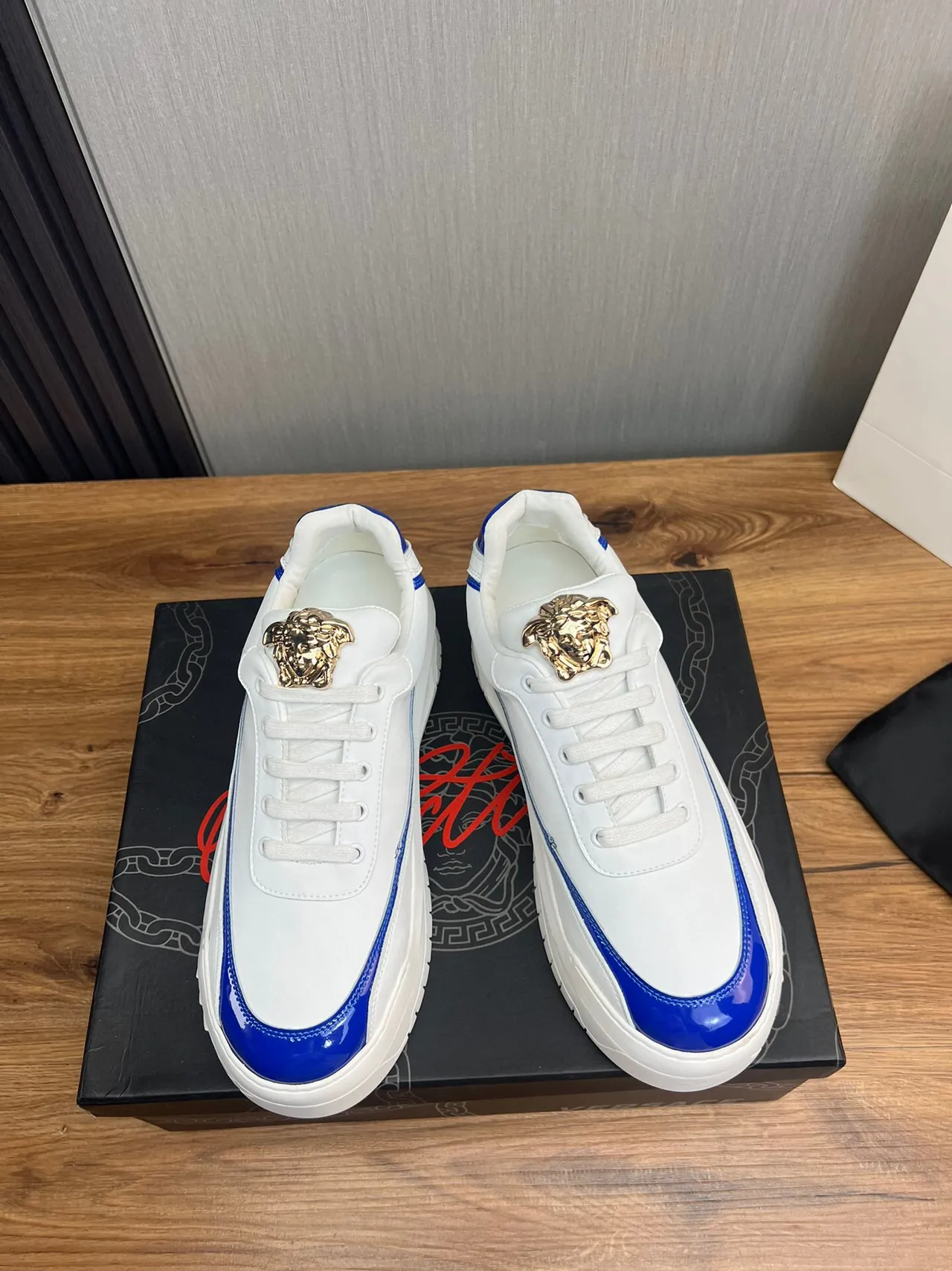 Versace Chain Reaction Blancs et Bleus à Plateforme en Cuir Verni Style de Vie 2