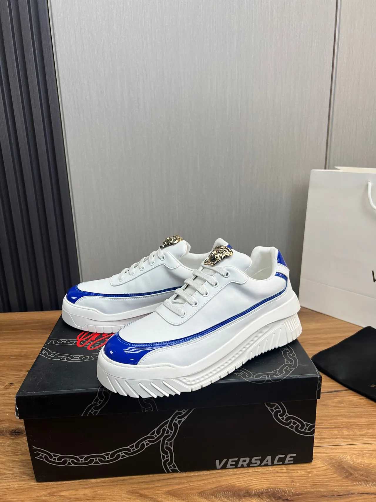 Versace Chain Reaction Blancs et Bleus à Plateforme en Cuir Verni Style de Vie 3