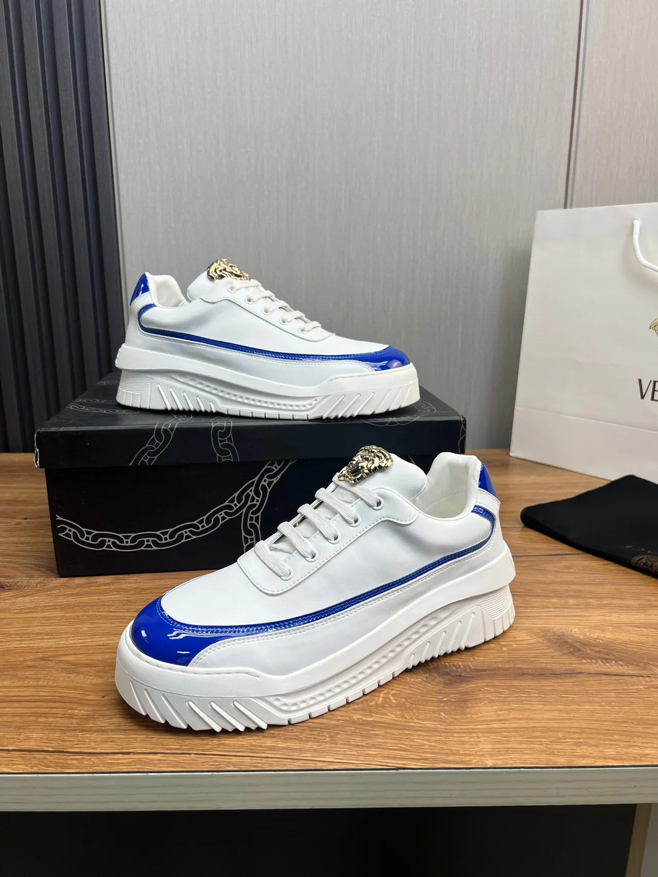 Versace Chain Reaction Blancs et Bleus à Plateforme en Cuir Verni Style de Vie 4
