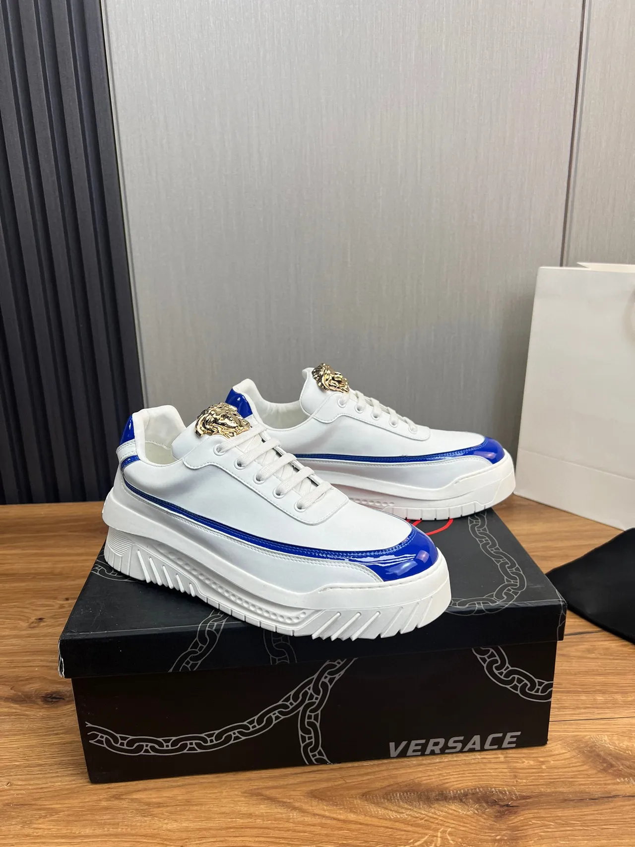 Versace Chain Reaction Blancs et Bleus à Plateforme en Cuir Verni Style de Vie 5