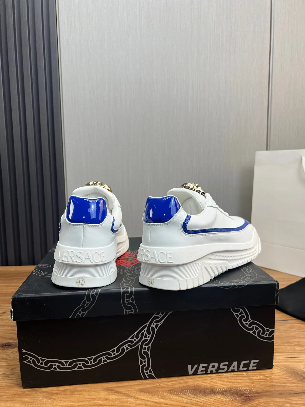 Versace Chain Reaction Blancs et Bleus à Plateforme en Cuir Verni Style de Vie 6